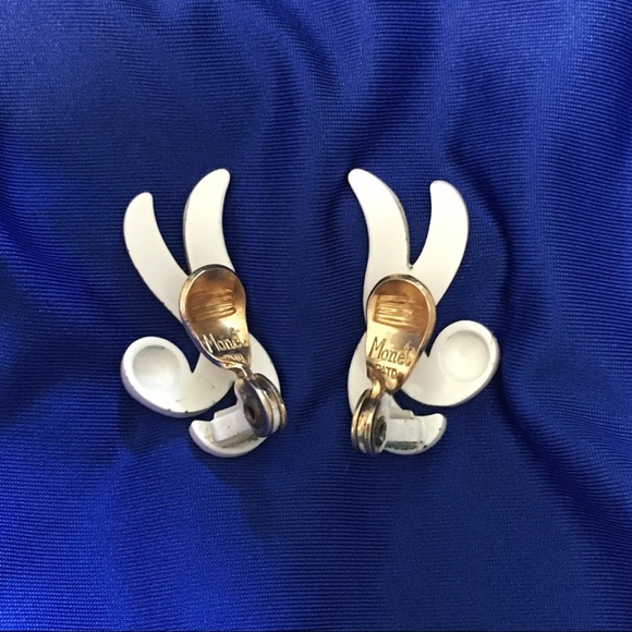 Pair of Vintage White Monet Clip On Earrings - Picture 2 of 3